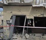 3 اصابات اثر سقوط صاروخ على أحد البيوت في قرية دهمش 